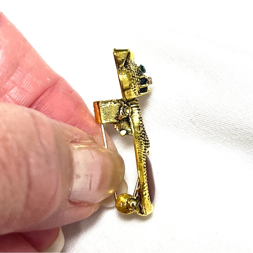 Cat Brooch, NIP, vintage style with Red Gemstone on golden base, display case - Picture 3 of 6